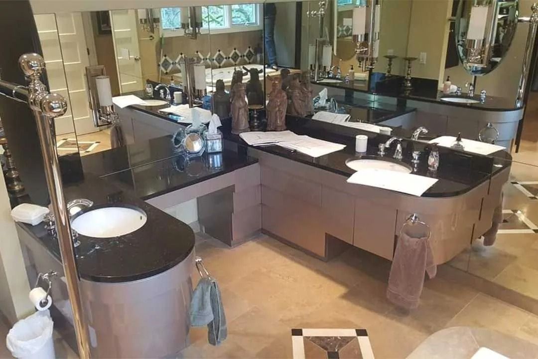 Luxurious bathroom with modern sinks
