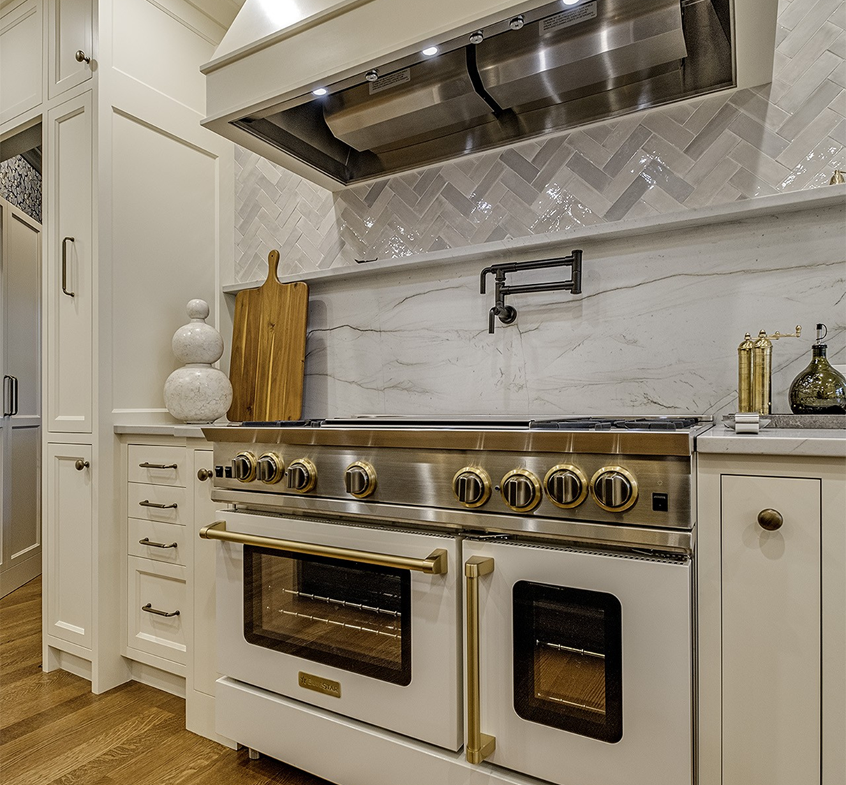 Luxury stainless steel range with oven and hood