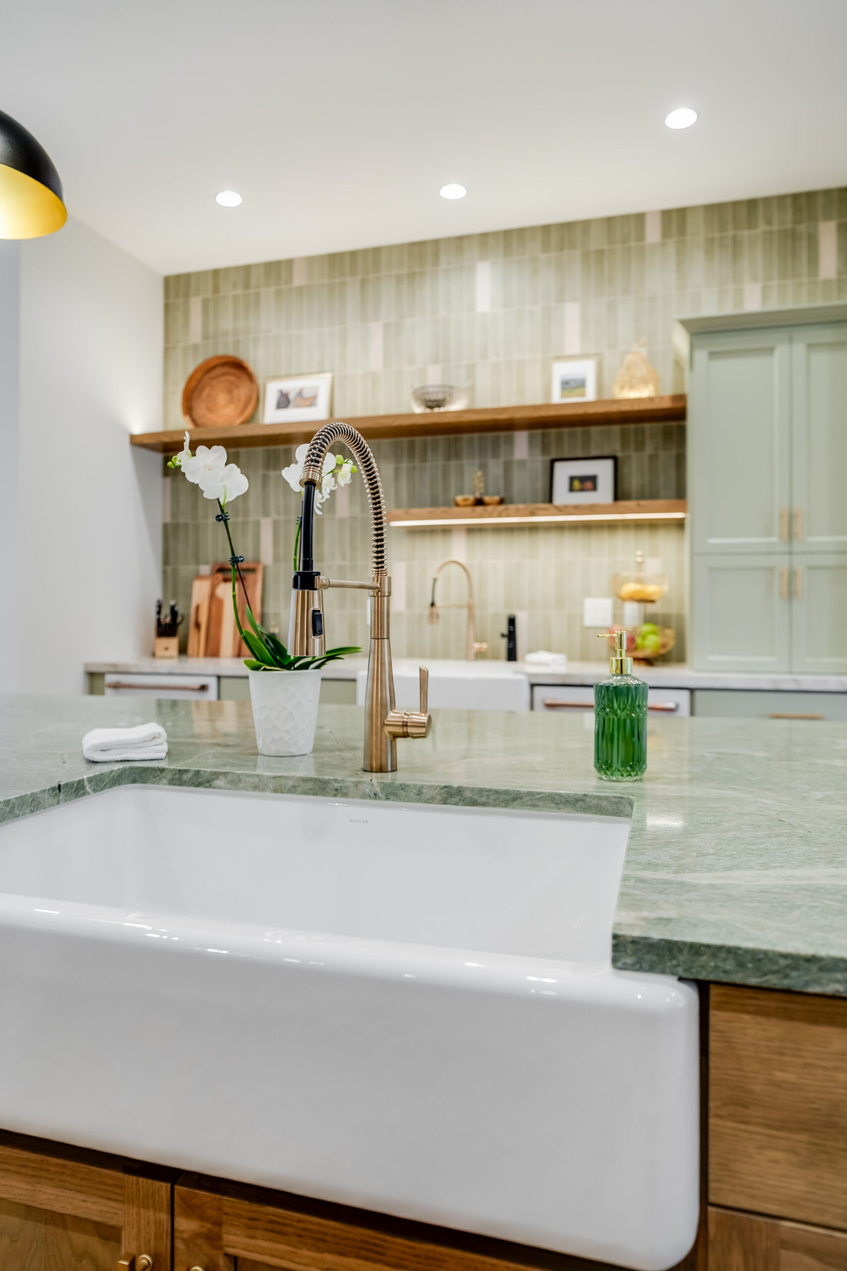 Modern kitchen island with farmhouse sink